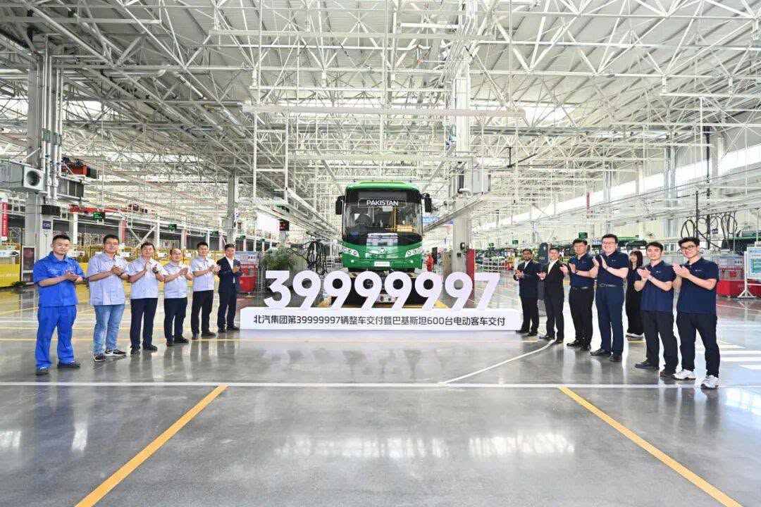 BAIC Group Hands Over 600 Electric Buses to Pakistan(pic4) 1-260QG00210335.jpg